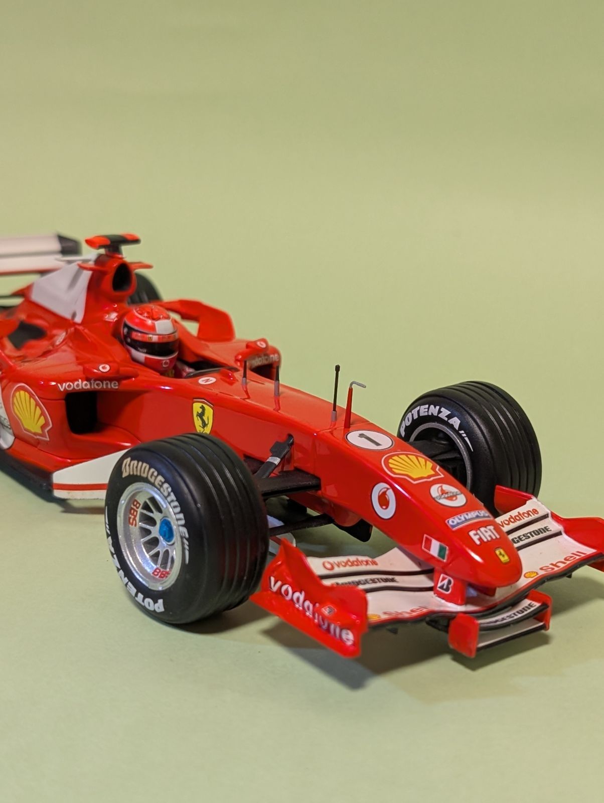 苦戦の1年…1/18 マテルフェラーリF2005 シューマッハ - メルカリ