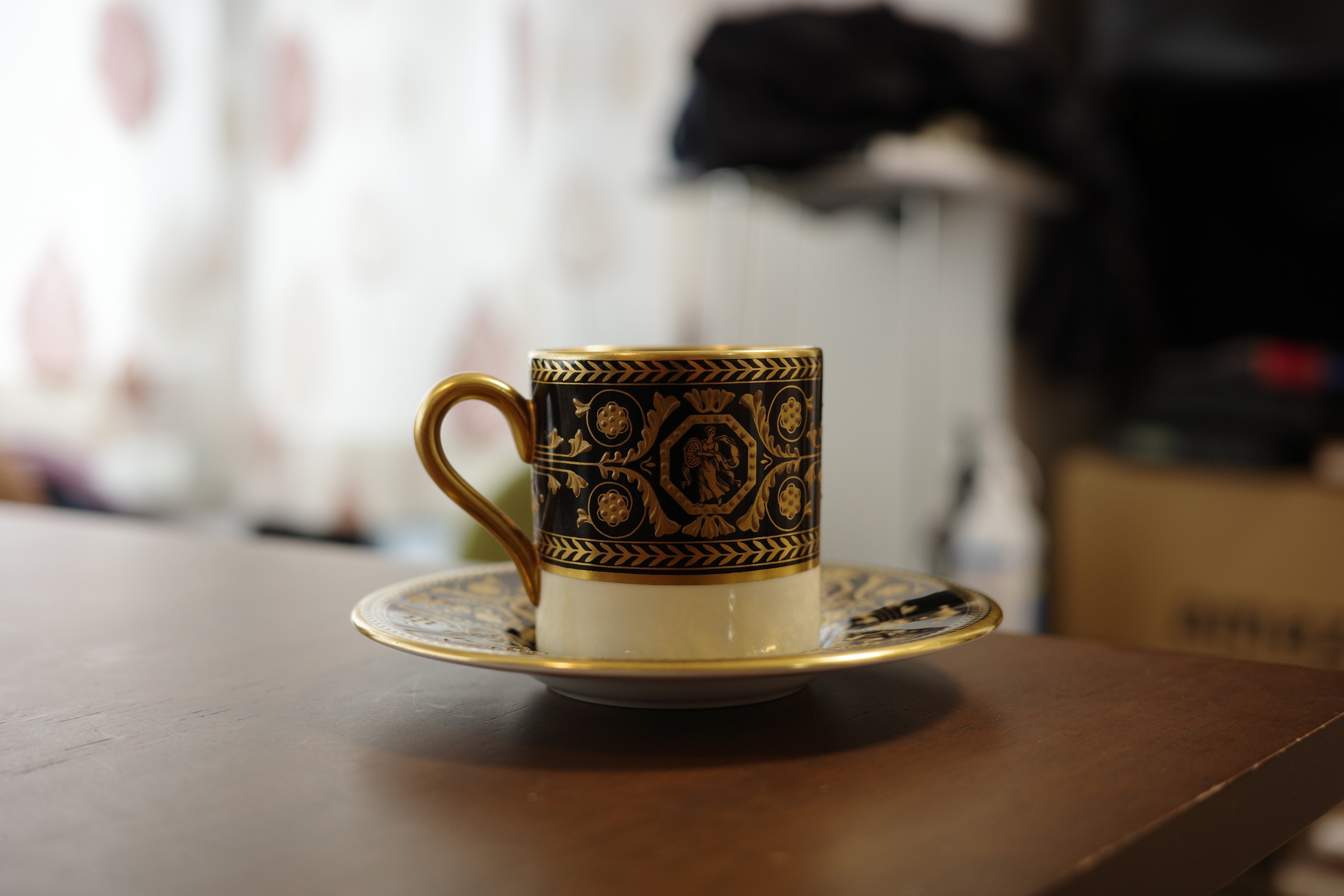 ウェッジウッドのアストバリーブラックでデミタスコーヒーを飲む