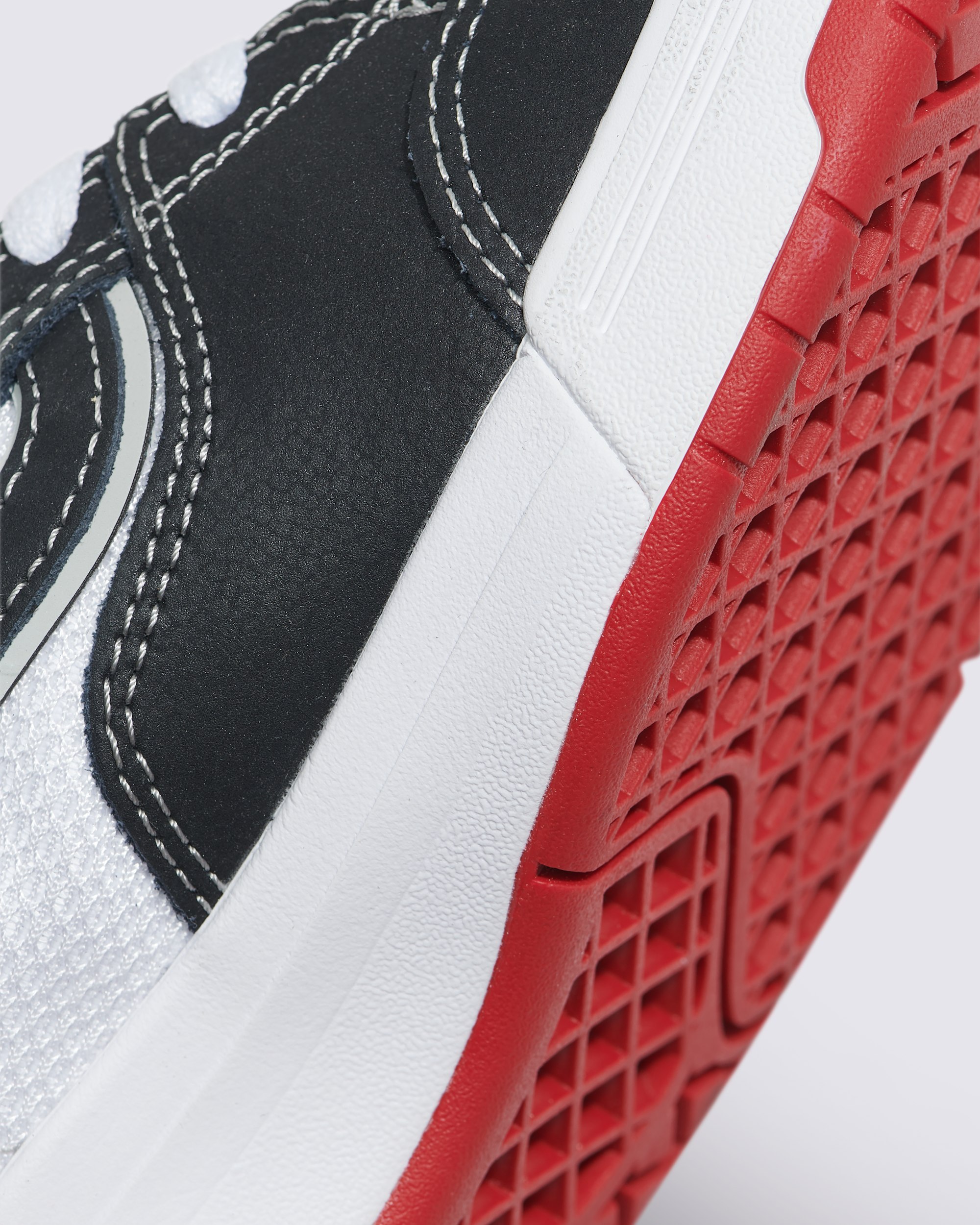Zahba Mid Shoe in Black / White | Vans