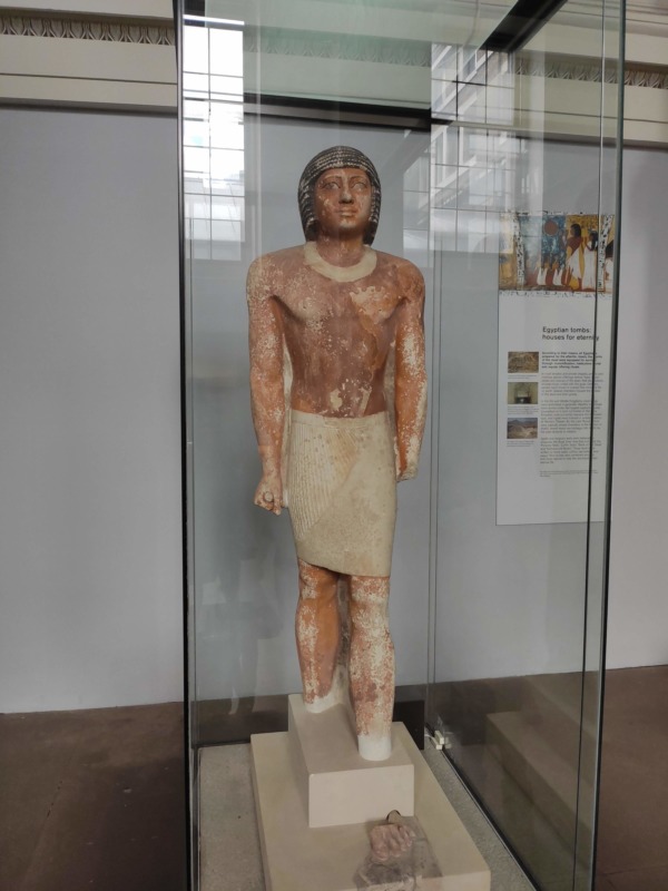 大英博物館のエジプト展示室：ロゼッタ・ストーンや数千年前の彫像群を