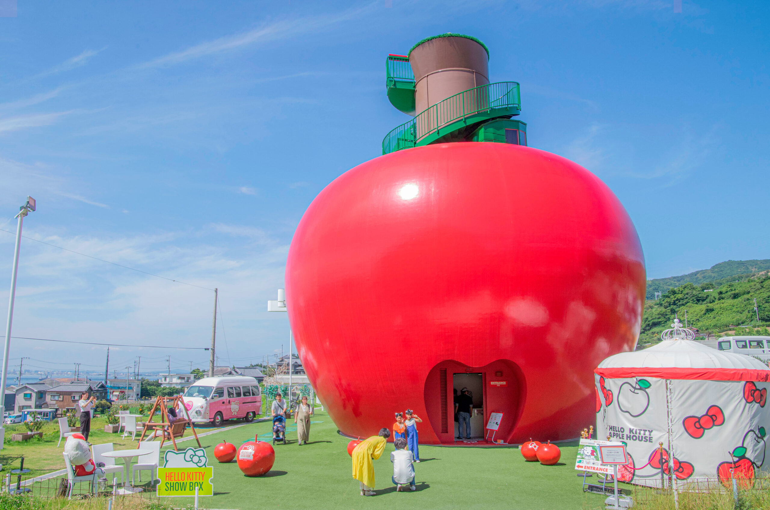 キティちゃんが淡路島の大きなりんごの前でポーズ！？野外撮影動画を初