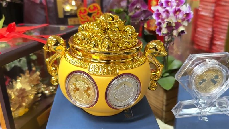 紫南宮蛇年聚寶盆錢母好夯網售$1580還熱銷紫南宮證：是假的| 寶島神很