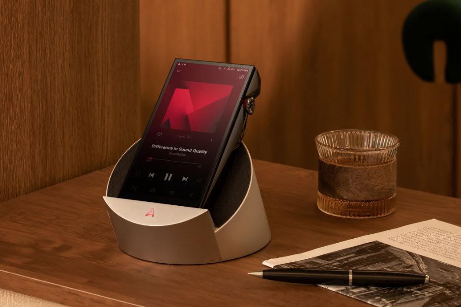 Astell&Kern「SP4000/PD10」用の、XLR搭載クレードル「AK CRADLE