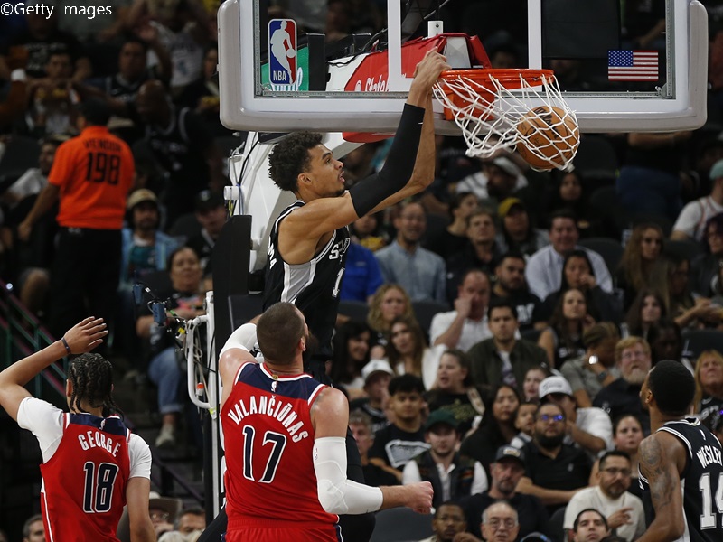 8本の長距離砲を決めたビクター・ウェンバンヤマがNBA史上4番目の若さ