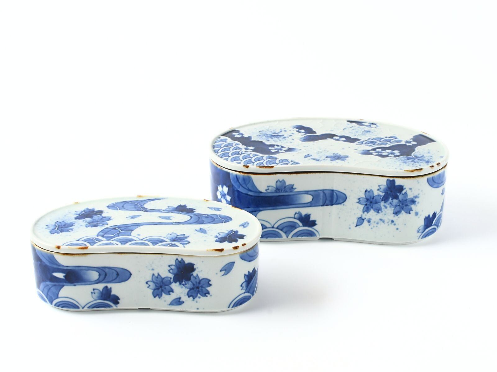 有田焼 福泉窯 染付変り桜散し 繭型蓋物 【大】 | ARITAYAKI STORE