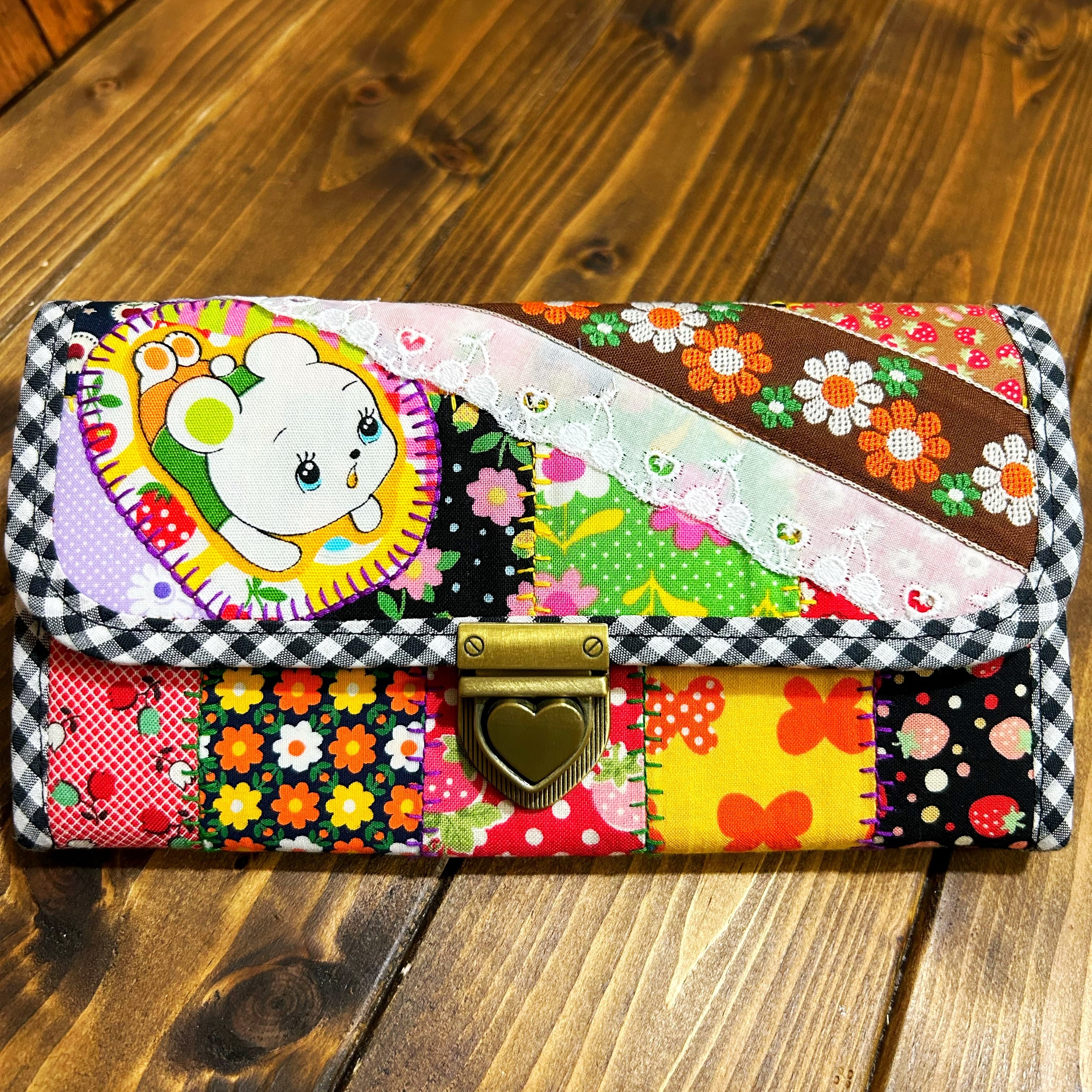 どこで買ったの？と聞かれちゃうレトロカラフルな長財布 | ニジイロ商店