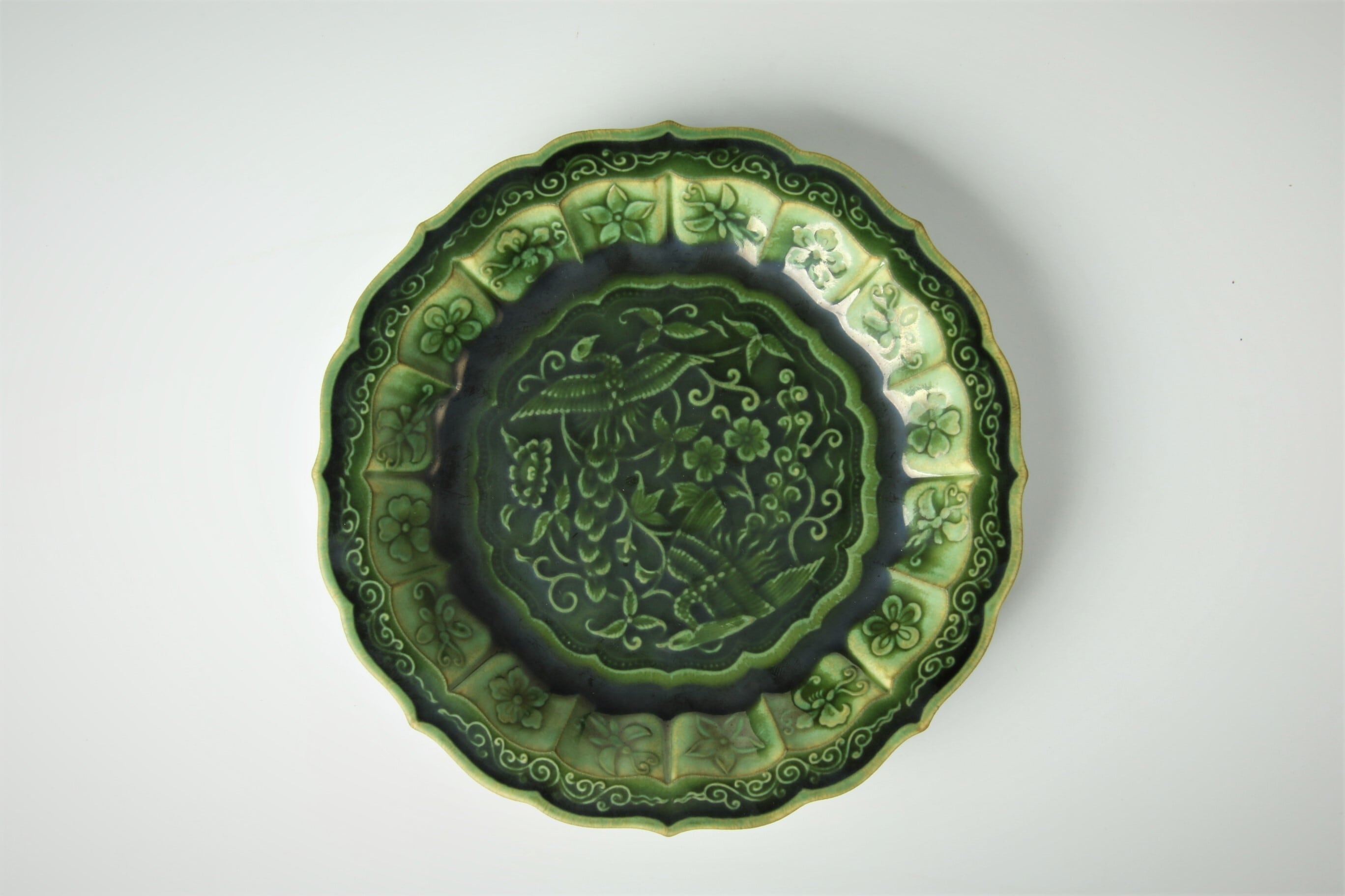 M267-2 中国 新渡緑釉飾り皿 唐物緑釉盤 中央花彫刻 皿 直径15㎝ 1010>緑釉花鳥彫輪花5寸皿 有田焼 | 陶香堂オンラインストア