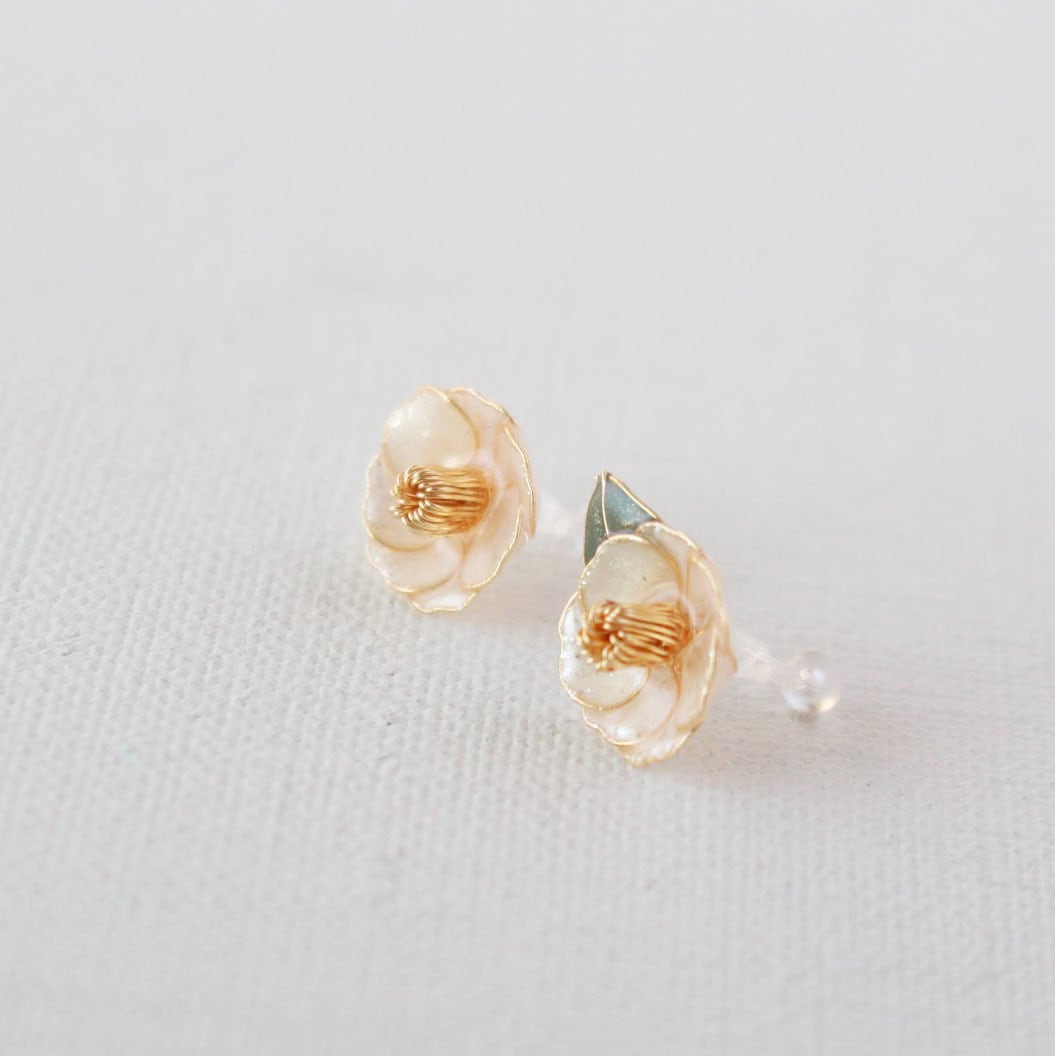 白椿 一輪ピアス/イヤリング | tomoka craft&accessory
