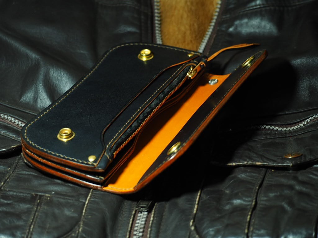 多脂革サドル】トラッカーウォレットtype2 ブラック丘染め | Leather
