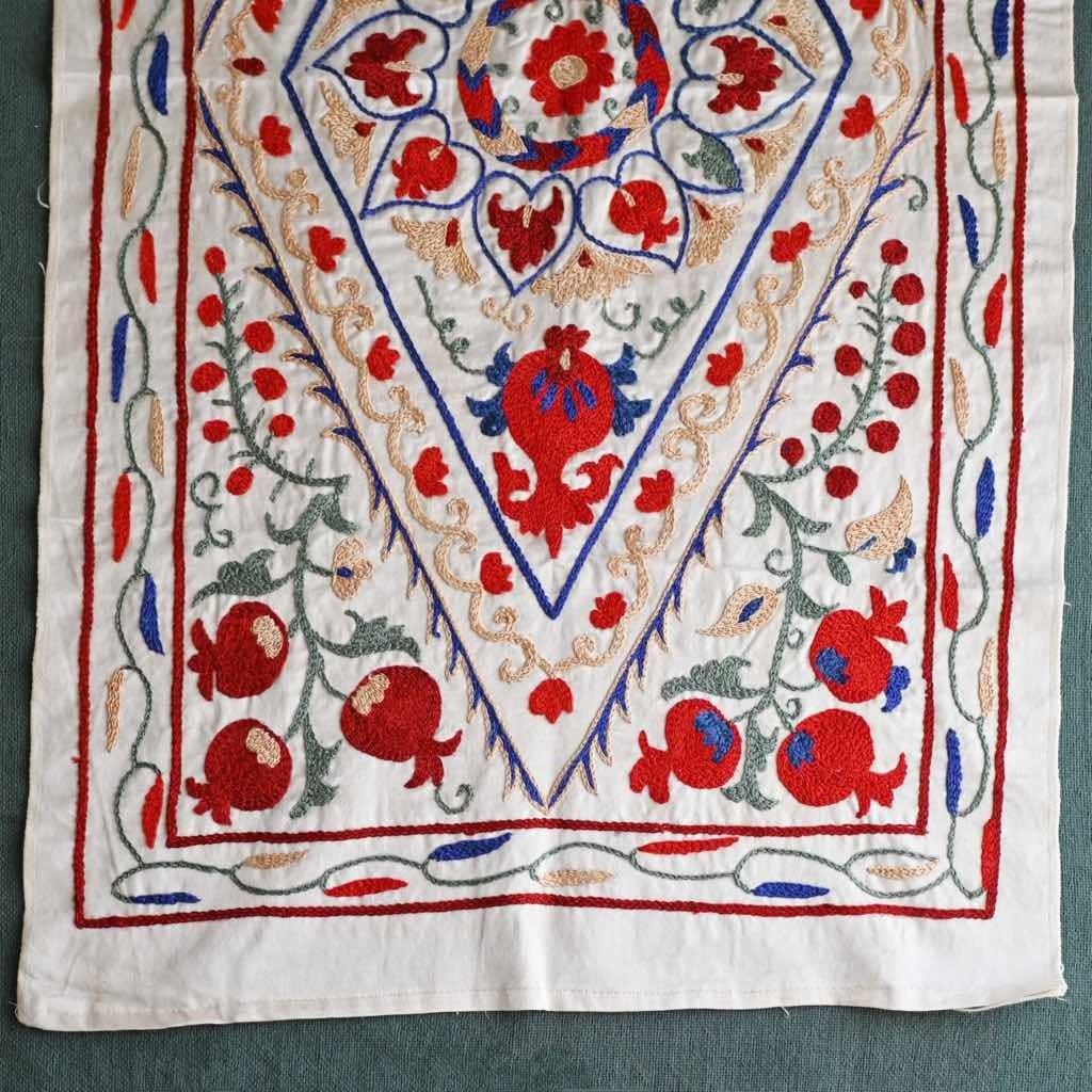 完売 】［ ウズベキスタンからの贈り物 ］スザニ刺繍 タペストリー