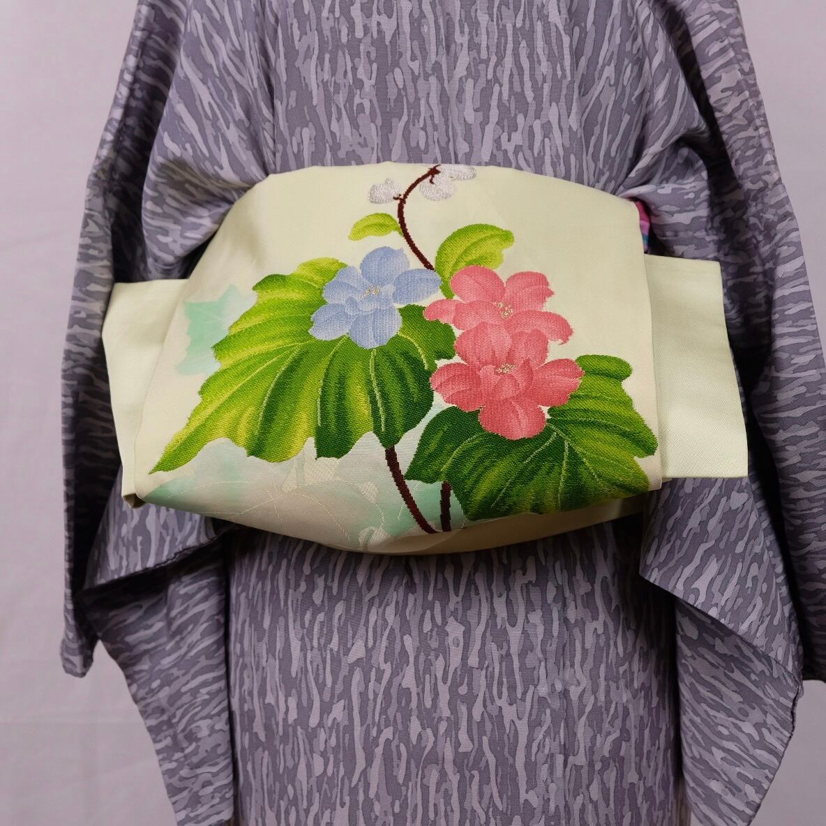 うすい緑色に花柄のワンポイント名古屋帯 | 古着物屋 きもの巡り