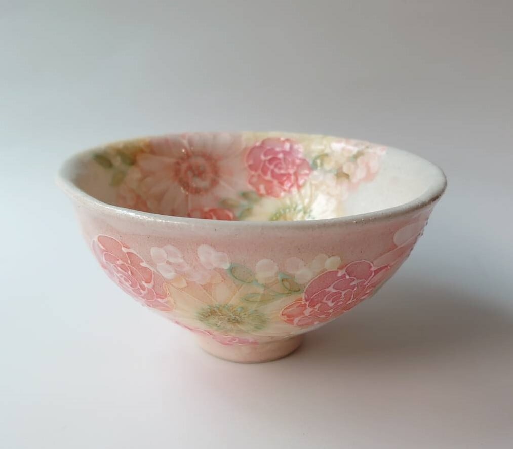 工房ゆずりは お茶碗 鮮やかな紅色の花柄のがとても印象的 紅彩優花