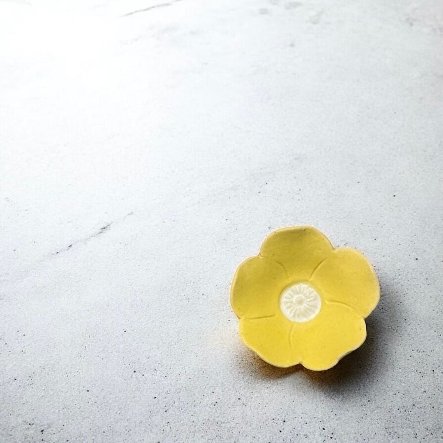 花豆皿(幅7cm)野の花 イエロー | TSUNE;田中恒子の器 オンラインストア