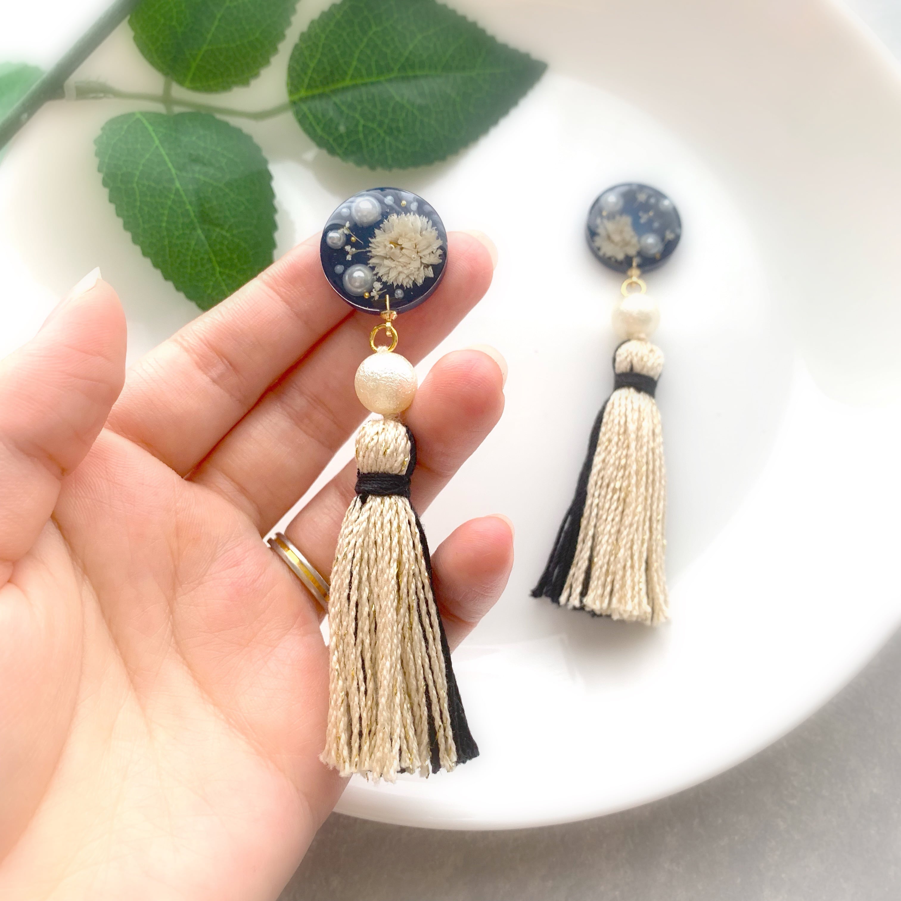 ネイビーレジンのタッセルピアス | Aroma