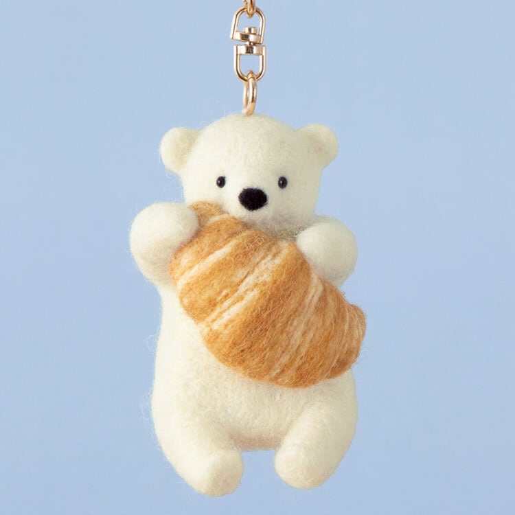 クロワッサンを持ったシロクマのキーホルダー 手作りキット フェルト