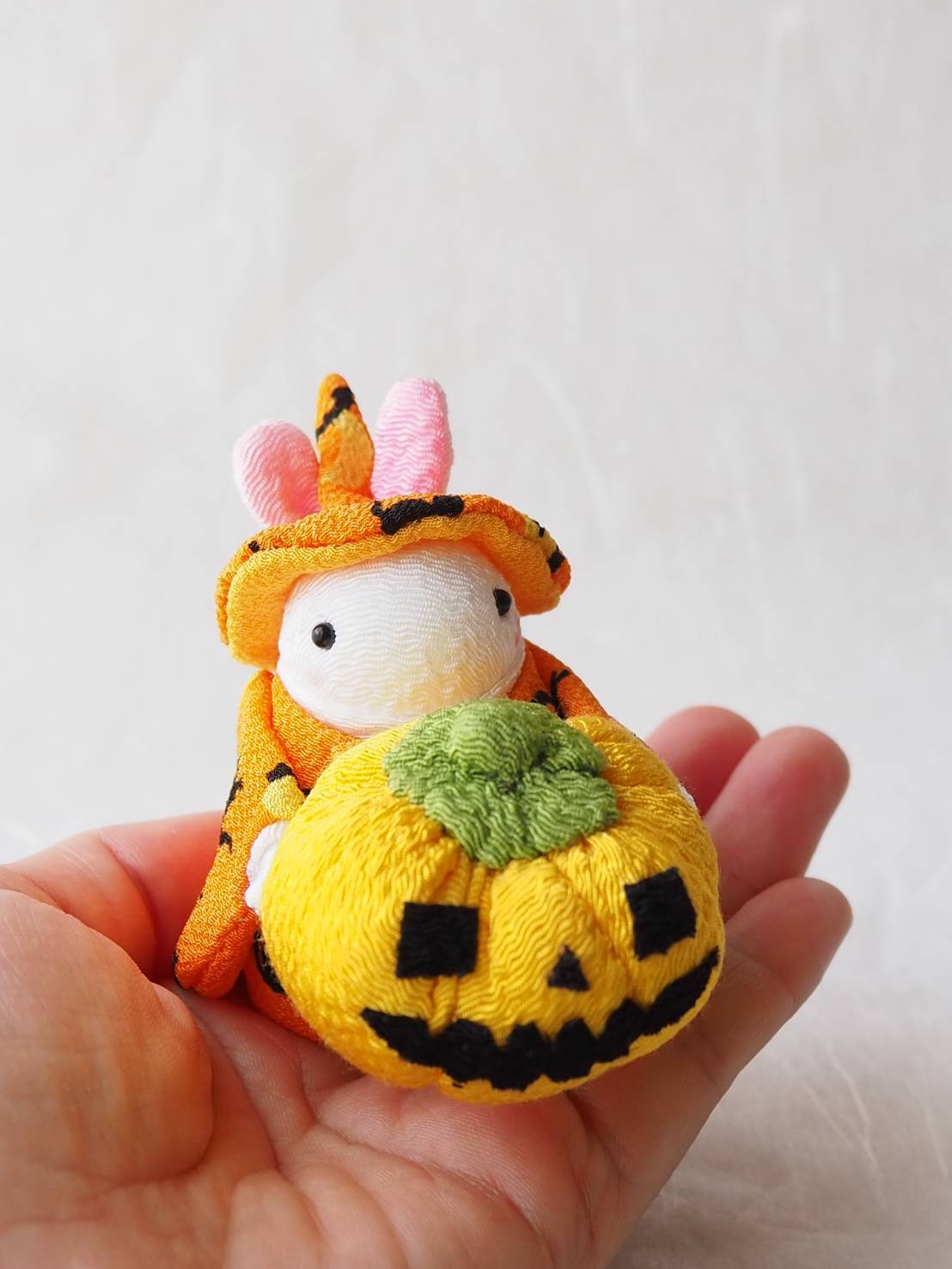 四角いおばけカボチャを抱えたハロウィンうさちゃん | 四季彩うさぎの