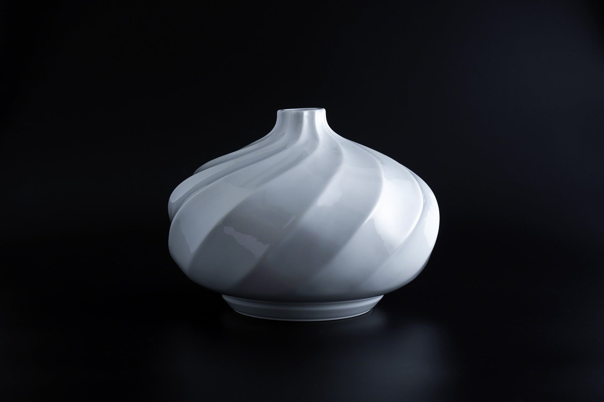 井上萬二作】白磁渦文壷 Φ23 | 井上萬二窯 INOUE MANJI KILN