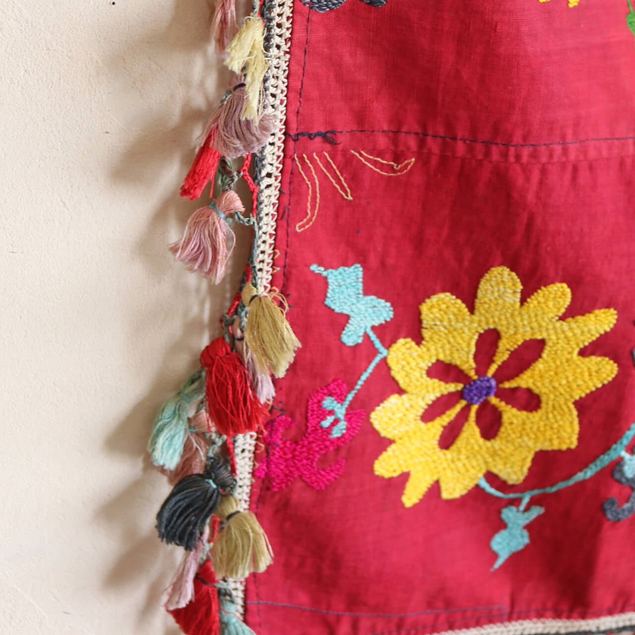 1点もの】スザニ刺繍 クロス レッド フラワー タッセル付 【約92×63cm