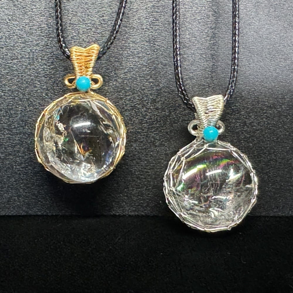 再入荷】虹入り水晶スフィアネックレス【アイリスクォーツ】22mm玉