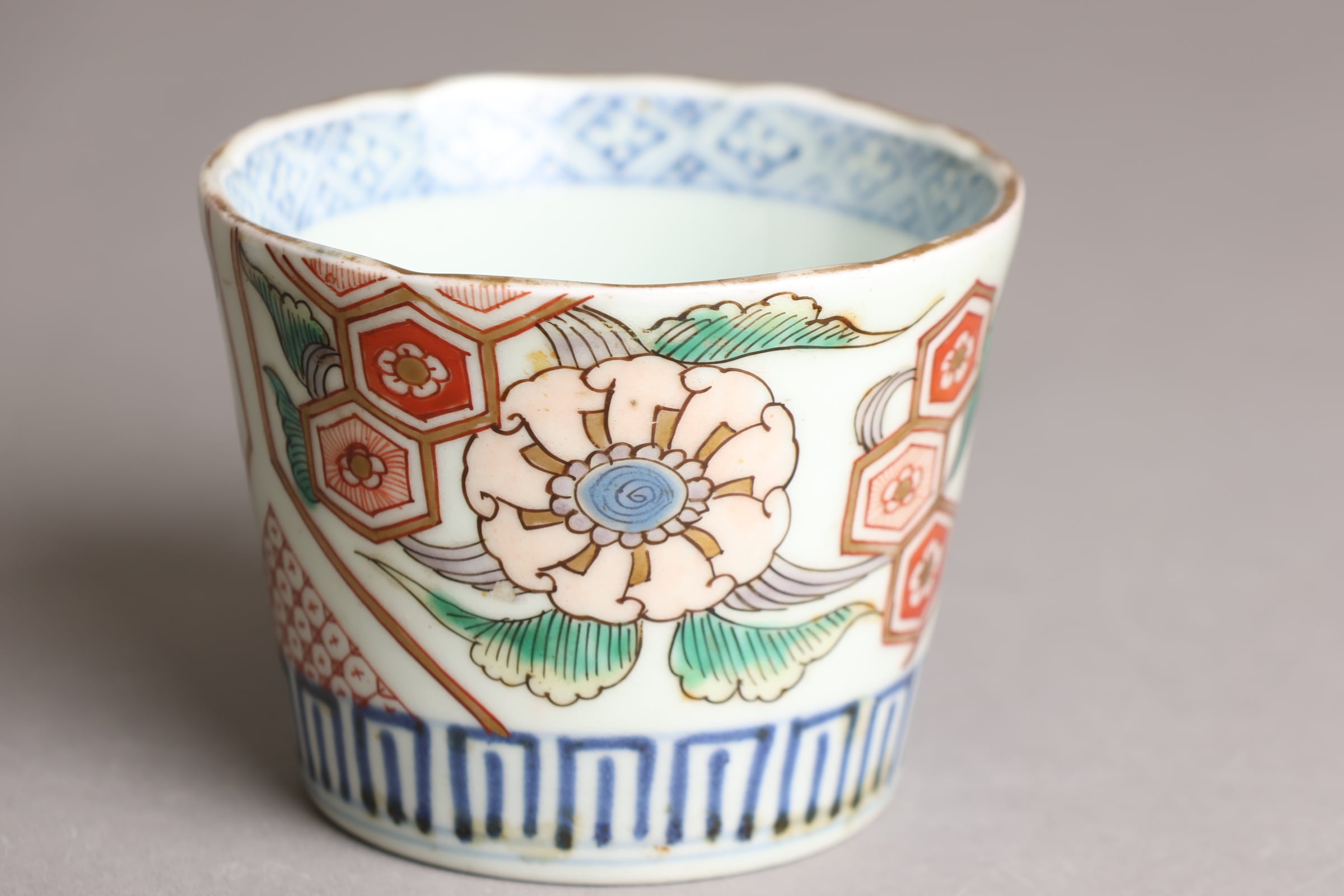 色絵 蕎麦猪口 骨董品 555『色絵金彩 花蝶 唐草 蕎麦猪口』 /骨董品 古