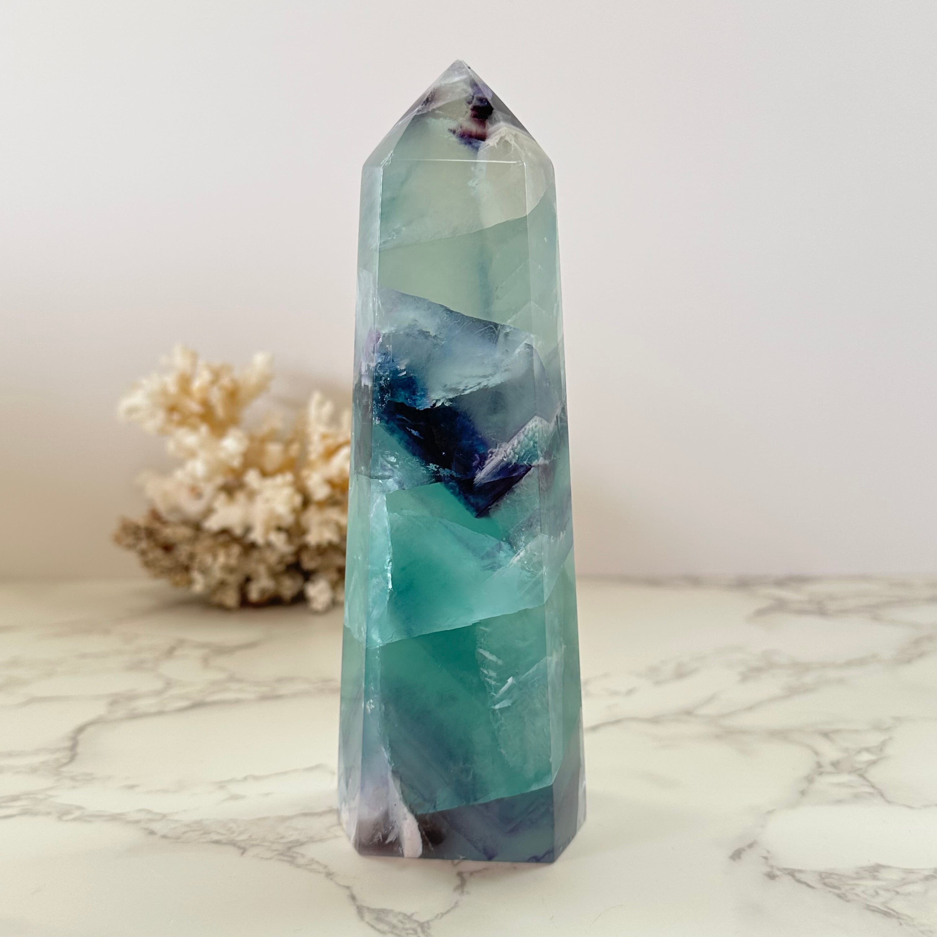 虹入り】フローライト タワー | 天然石ショップ si∞stones