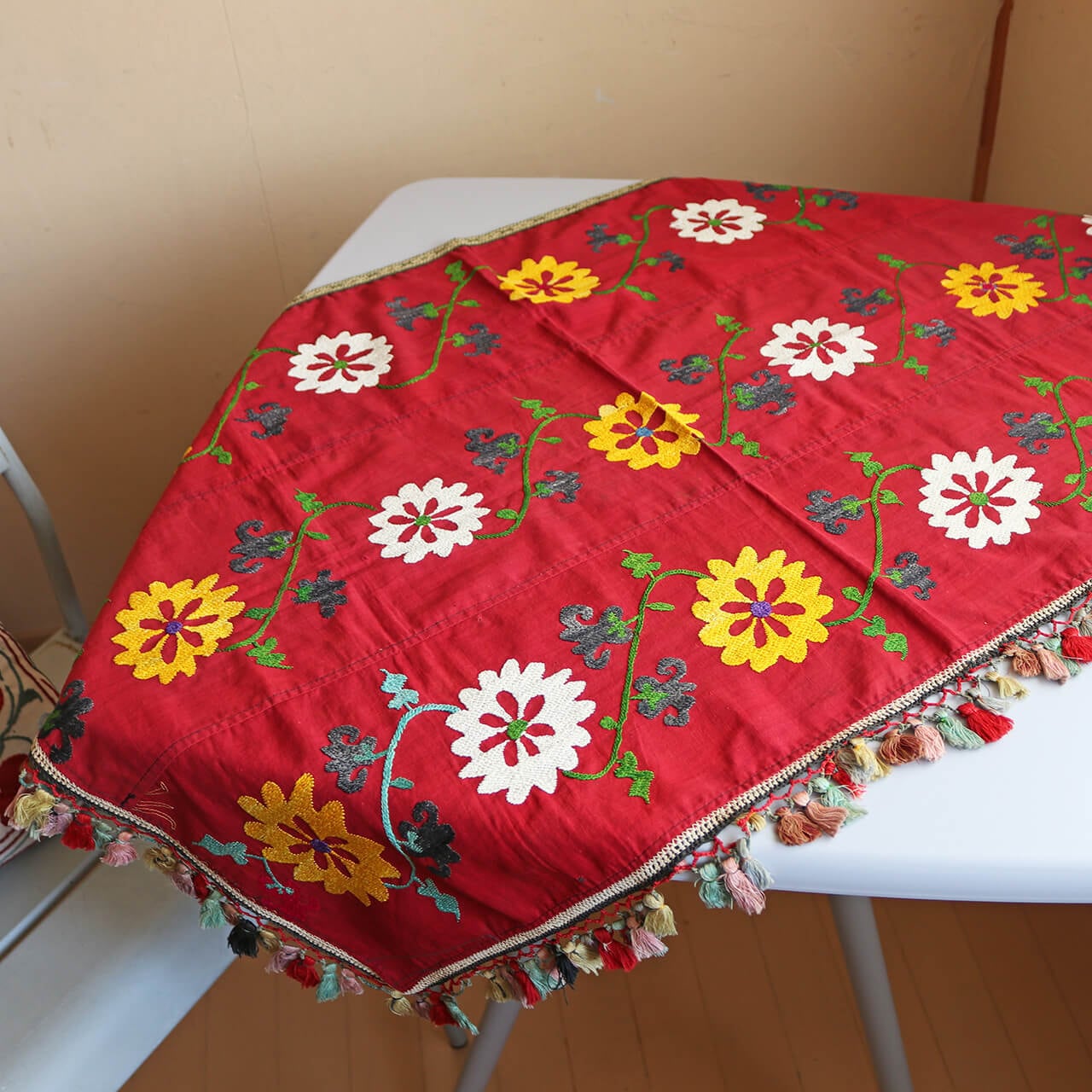 1点もの】スザニ刺繍 クロス レッド フラワー タッセル付 【約92×63cm