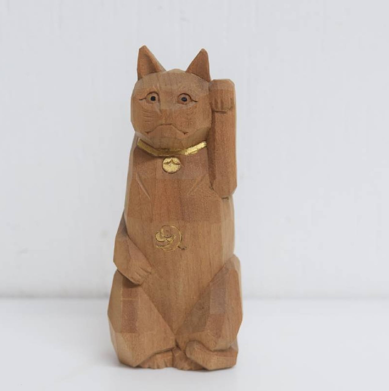 伊勢の仏師 今村瑞甫作 木彫り招き猫 金鈴と雲珠文 猫 | 一丁目ねこ