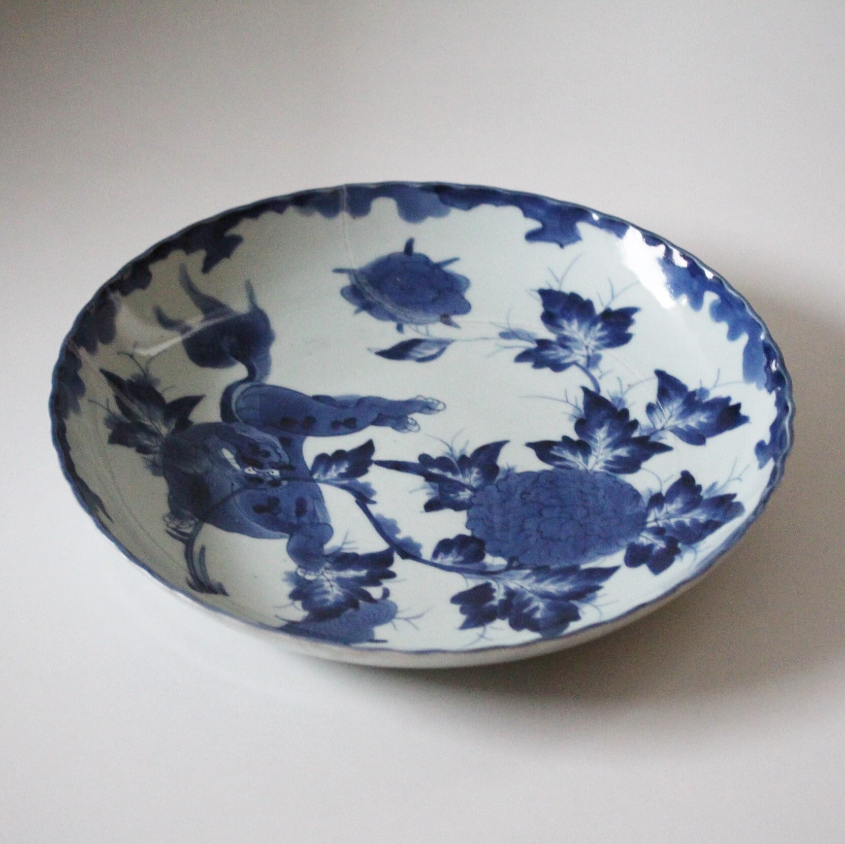硝子継ぎのある古伊万里染付唐獅子牡丹文大皿 d31.9cm Imari Blue and