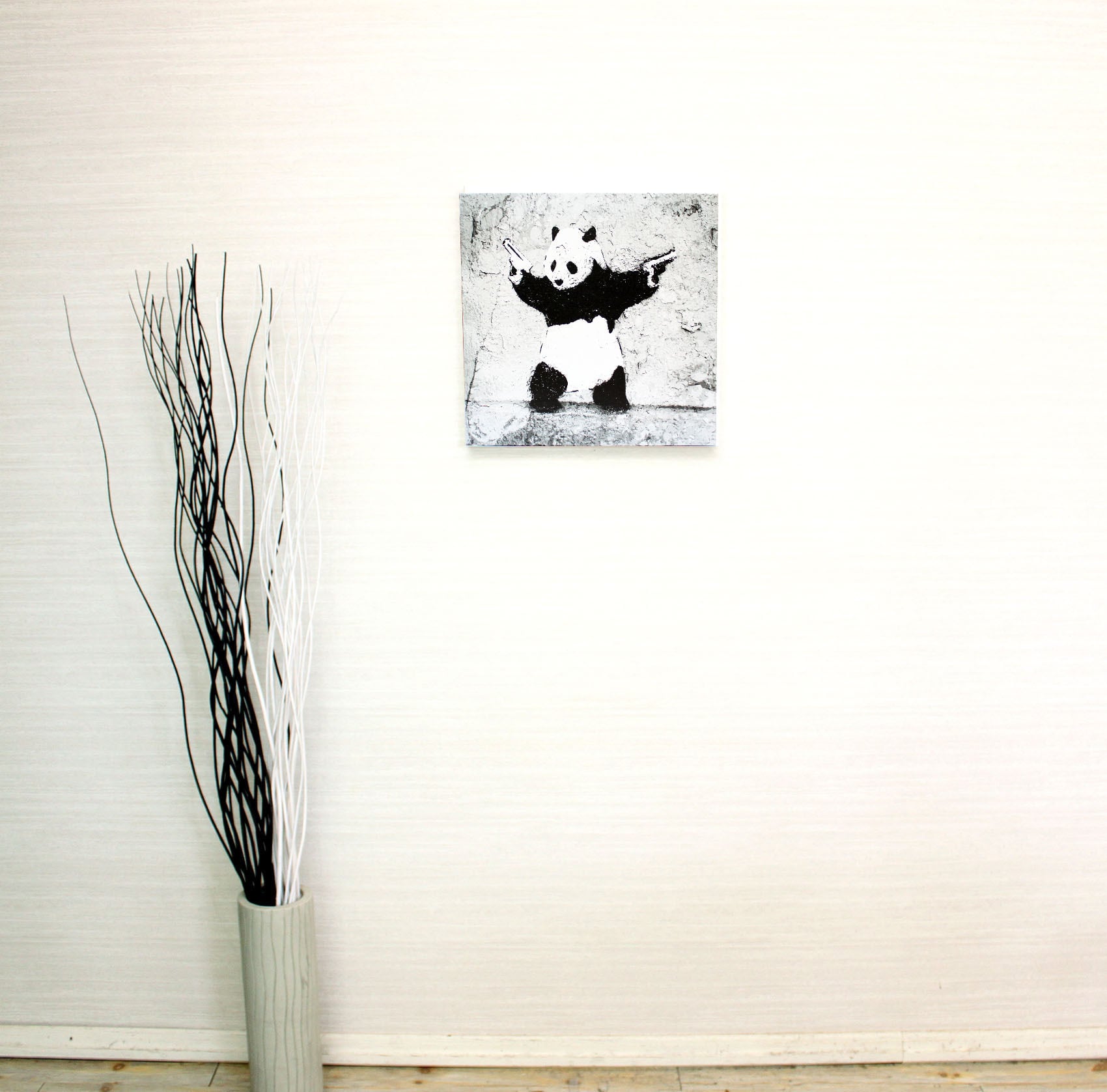 バンクシー「パンダ ガンズ/Panda With Guns」展示用フック付き