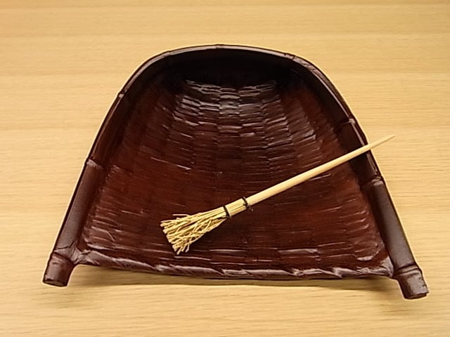 箕 菓子器 一閑張り 箒付 | 小林漆陶