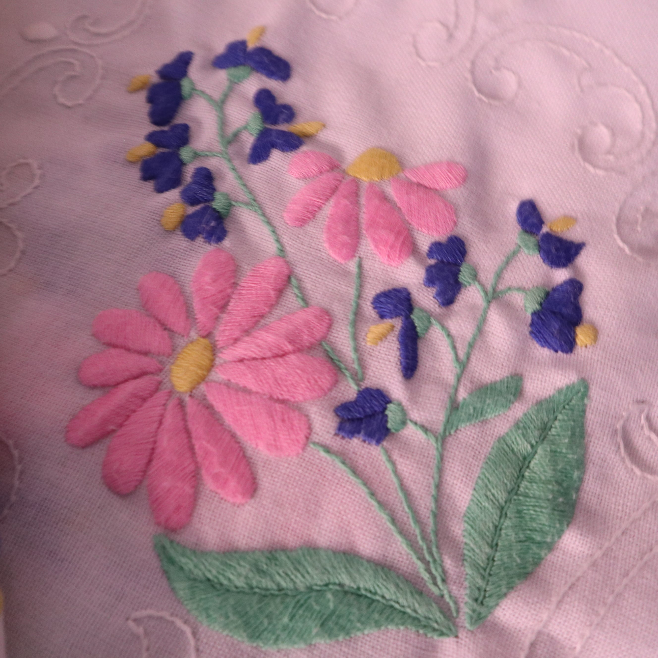 ピンクのお花や青の小花の手刺繍 テーブルクロス 未使用品
