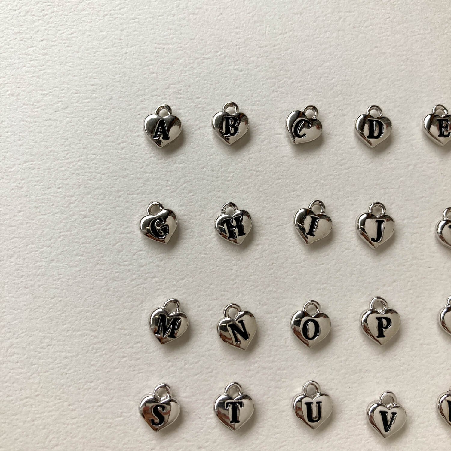 再入荷〉ミニハートアルファベットチャーム（シルバー） | Dua