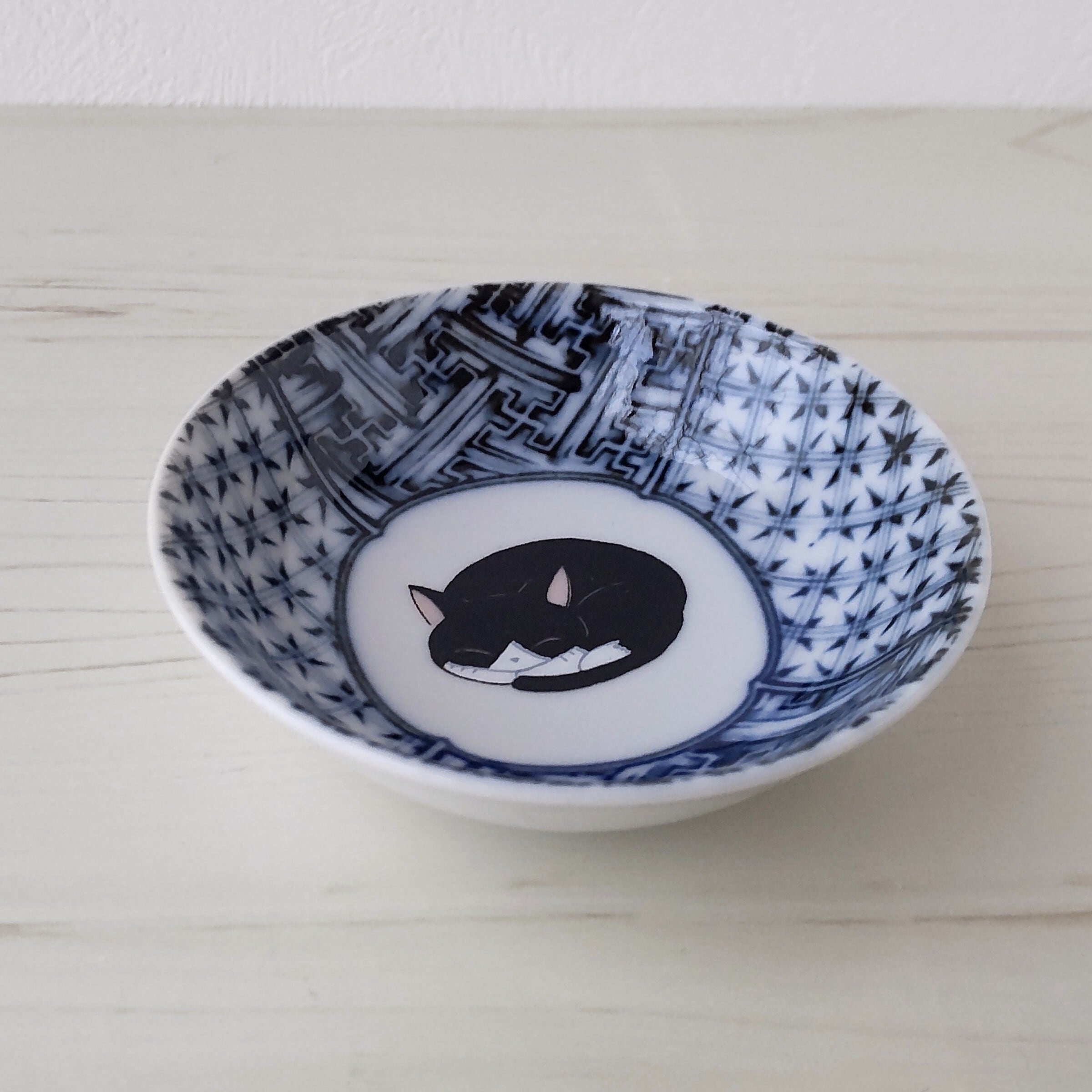 九谷焼 眠り猫 小鉢 9cmサイズ ハチワレ | 京都のかわいい雑貨屋さん