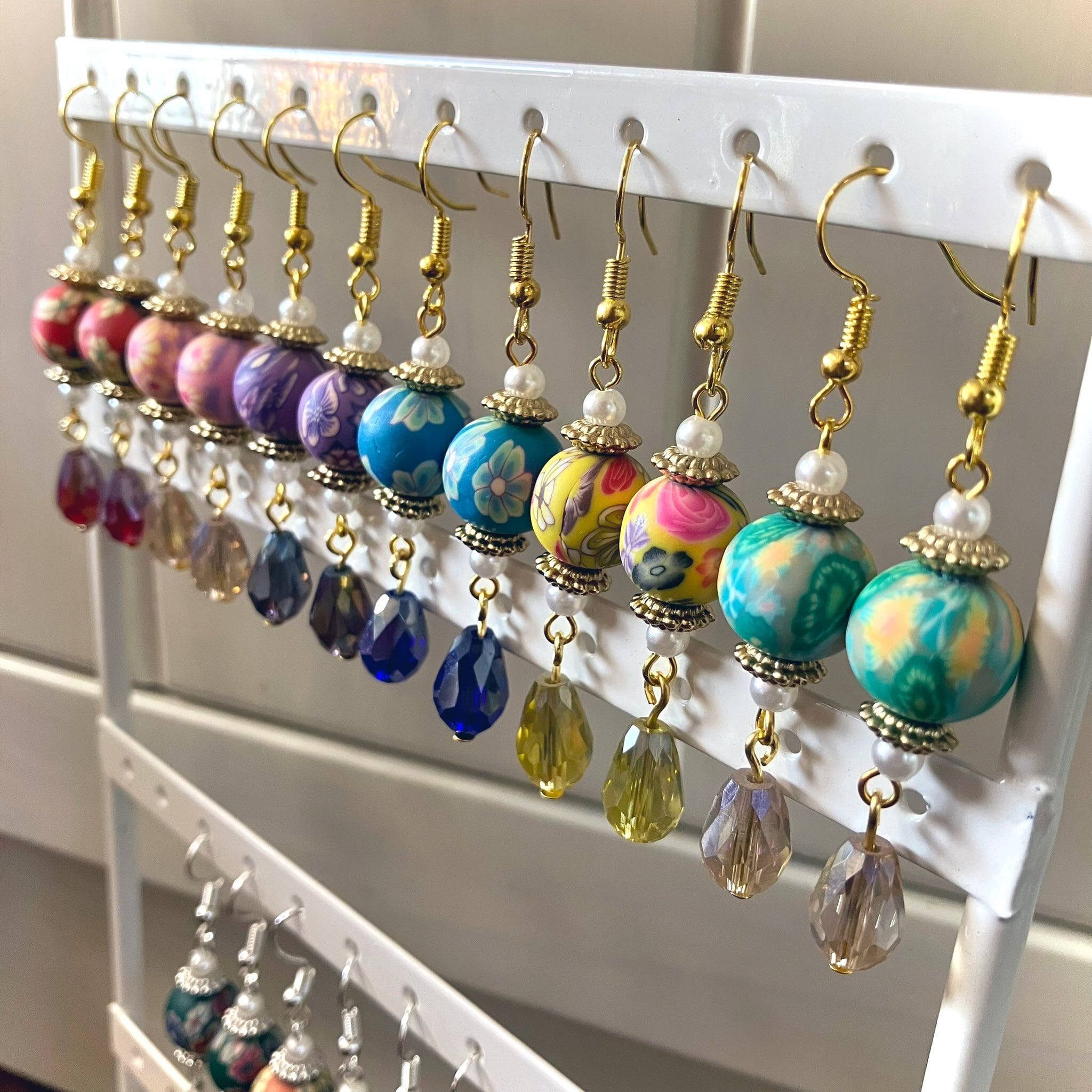 花柄×ガラスビーズの耳飾り(ピアス/イヤリング) | Agressens