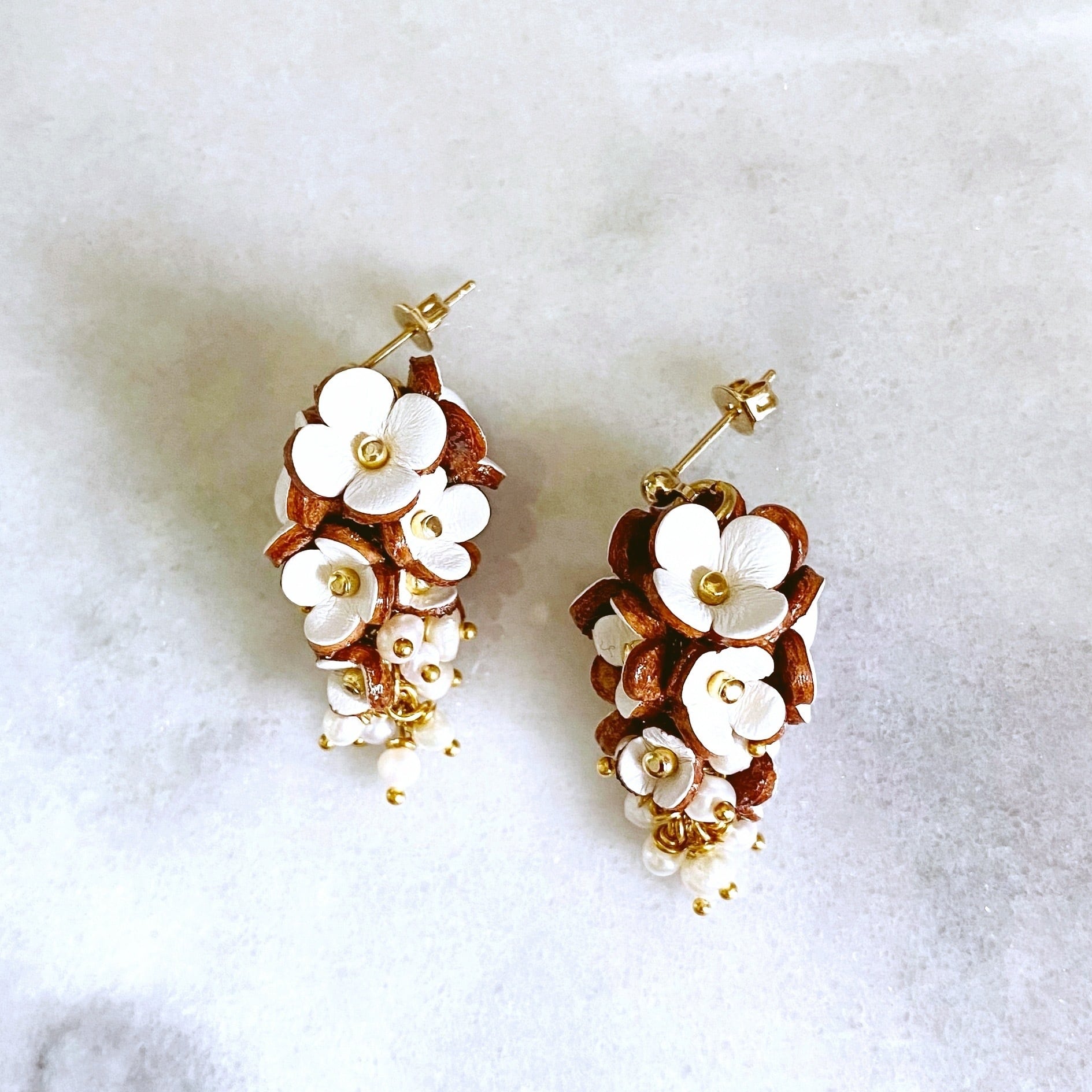 ミニフラワードロップピアス/イヤリング(ホワイト） | Allamanda