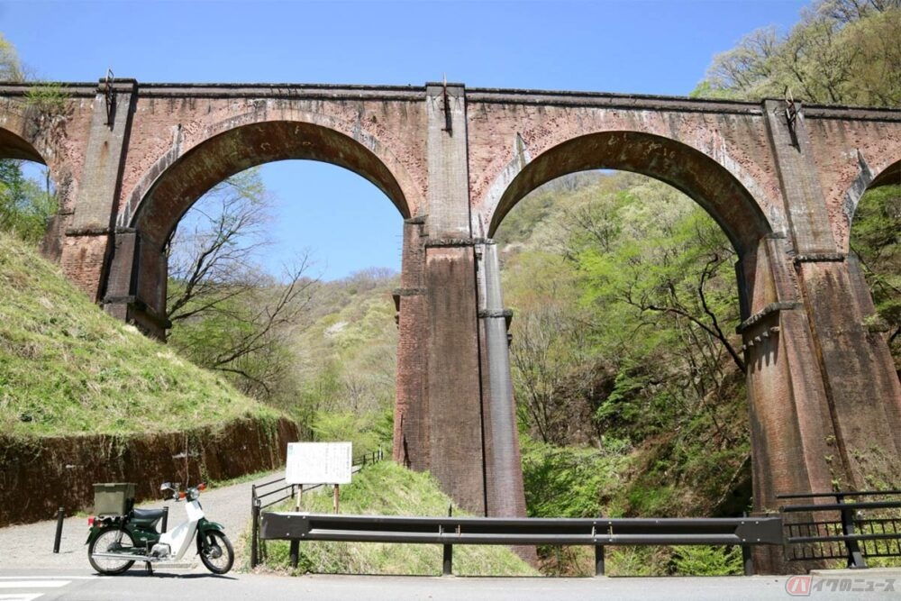 突如目の前に現れるレンガ造りの巨大なアーチ橋 群馬県碓氷峠にある