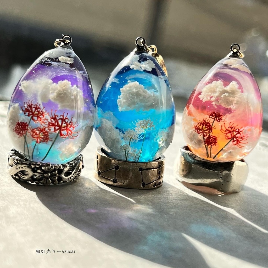 夜に咲く白彼岸花の蓄光雲レジンネックレス たまご型 蓄光三日月