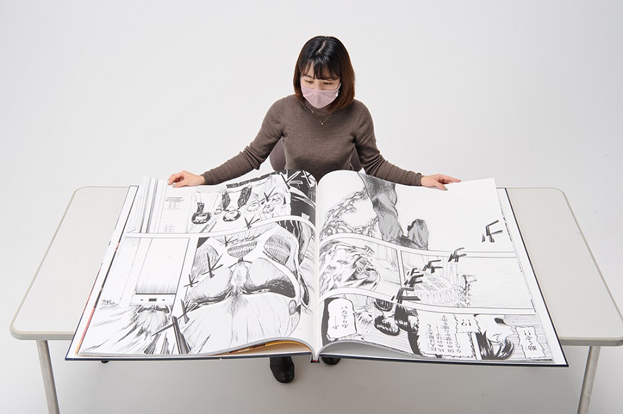 でかすぎる！『進撃の巨人』通常の6～7倍の「巨人用」コミックスが発売