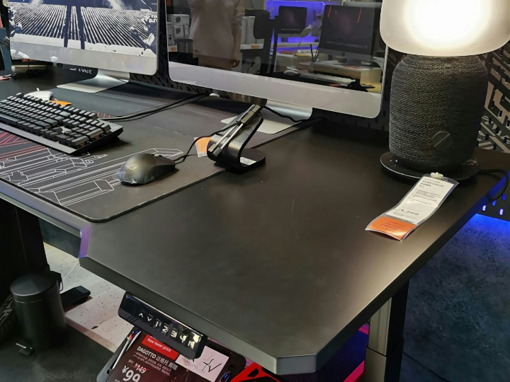 IKEA、幅180cmで電動昇降機能を備えたROGコラボのゲーミングデスク