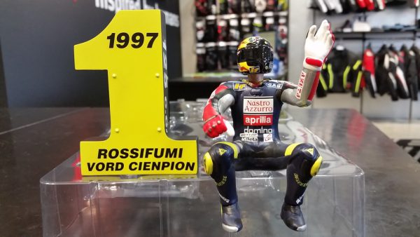 ロッシ選手ファン必見!! MINICHAMPS製のフィギュア入荷です!!!