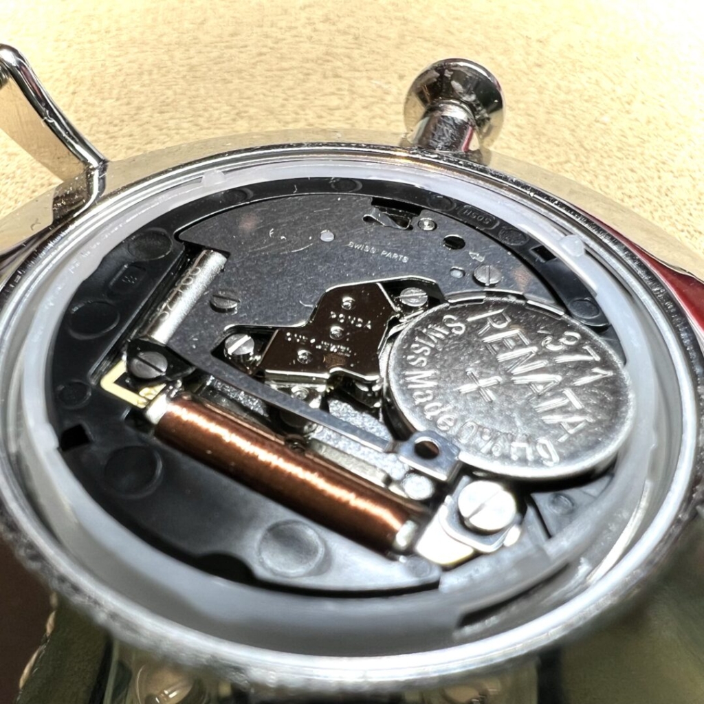 電池式の小さな動力【クオーツムーブメント】 | BROOCHブローチ時計