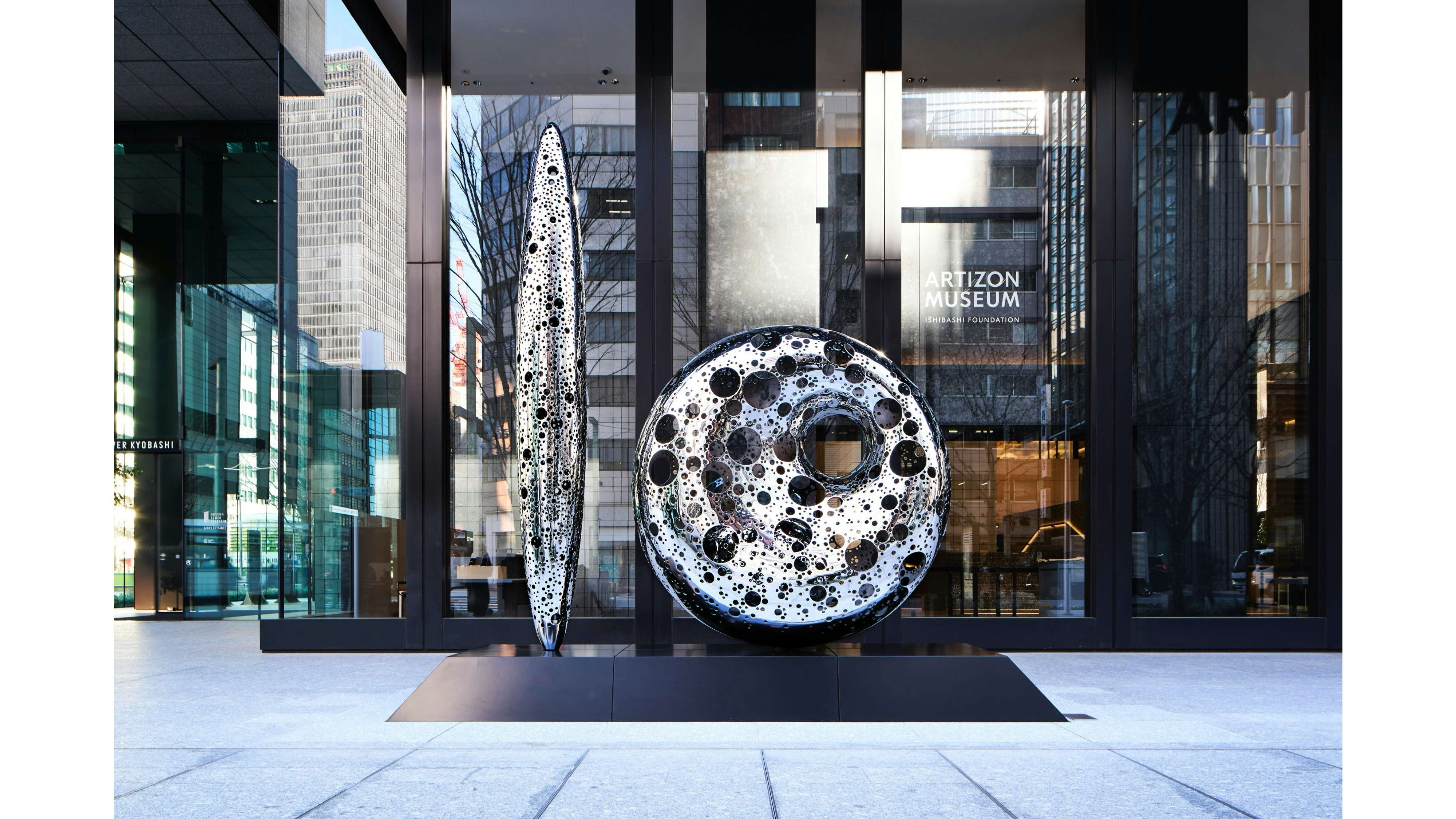 空間で展開される色光。細倉真弓「CYALIUM」展｜美術手帖