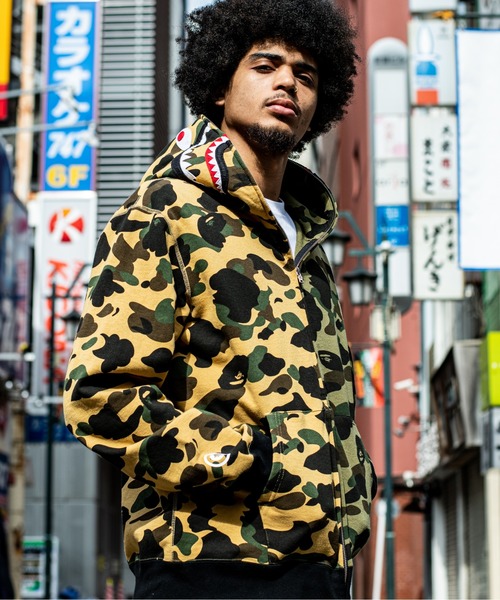 A BATHING APE（アベイシングエイプ）の「1ST CAMO HALF SHARK FULL