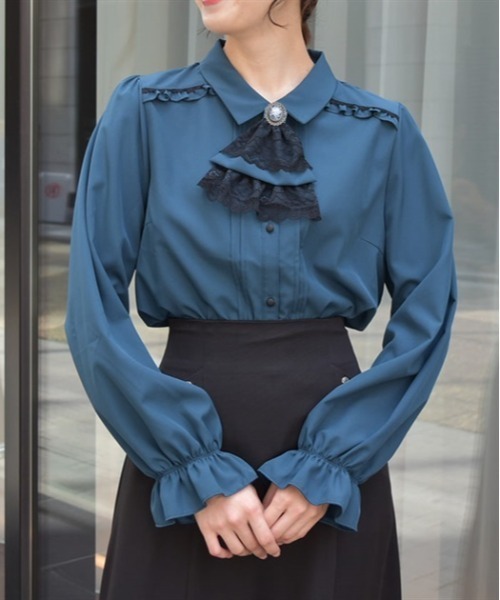 axes femme（アクシーズファム）の「カメオ×ジャボブローチ付ブラウス