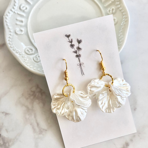 パール調 花びら ホワイト 白色 ピアス イヤリング ハンドメイド