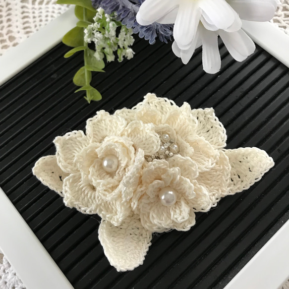 ホワイトローズのブローチ コサージュ☆レース編み フラワー 花 手編み