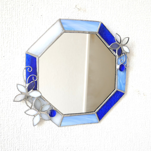 ✴︎:.｡青の煌めき 白い花の青色八角形鏡♪ 花3つ（size20.5/Max23