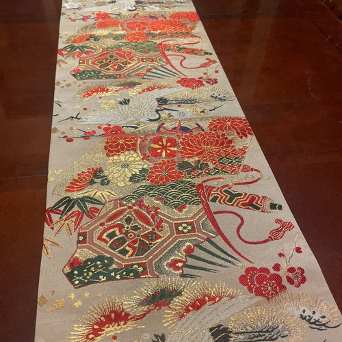 豪華刺繍 花嫁衣装の丸帯から作ったタッセル付き正絹テーブルランナー