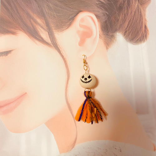 ハンドメイド ウッドビーズ と 引き揃え糸 の お化け 風 ピアス