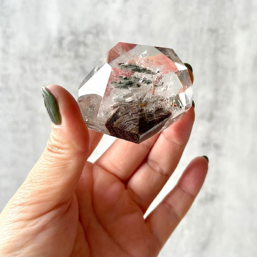 クローライト in 水晶【ガーデンクォーツ】フリーフォーム（96.2g